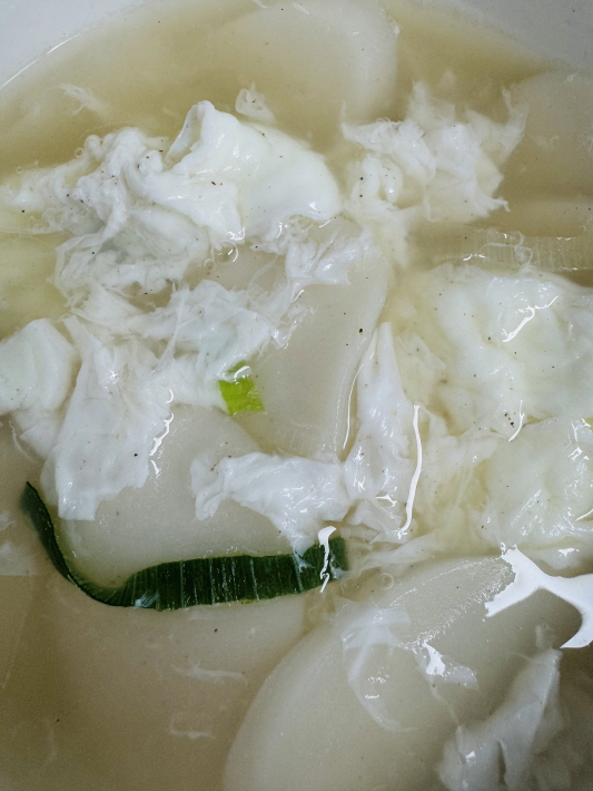 기름 없이 조리된 금음체질용 가벼운 떡국 한 그릇