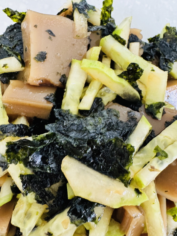 오이와 어린잎채소를 곁들여 깔끔하게 완성된 금음체질 도토리묵 무침