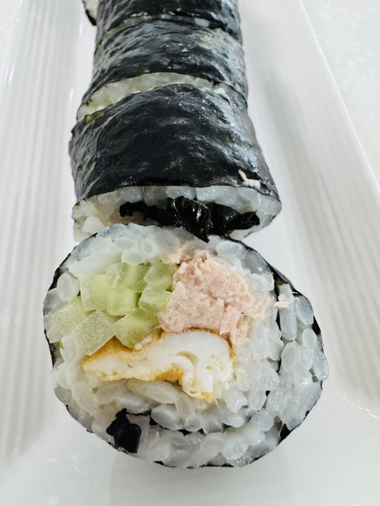 절인 오이와 계란을 넣어 부드럽게 완성된 금음체질 참치김밥