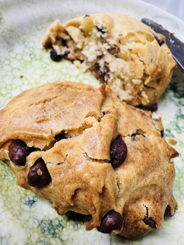 금음체질에 맞춘 바나나 초코칩쿠키가 접시에 가지런히 놓인 모습, 촉촉하고 쫀득한 식감이 강조된 홈메이드 쿠키