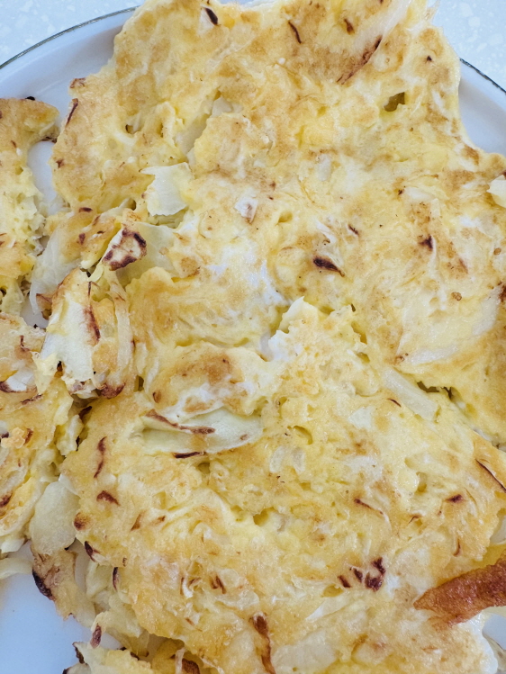 쌀가루 반죽과 유정란으로 부드럽게 구워낸 금음체질 양배추전